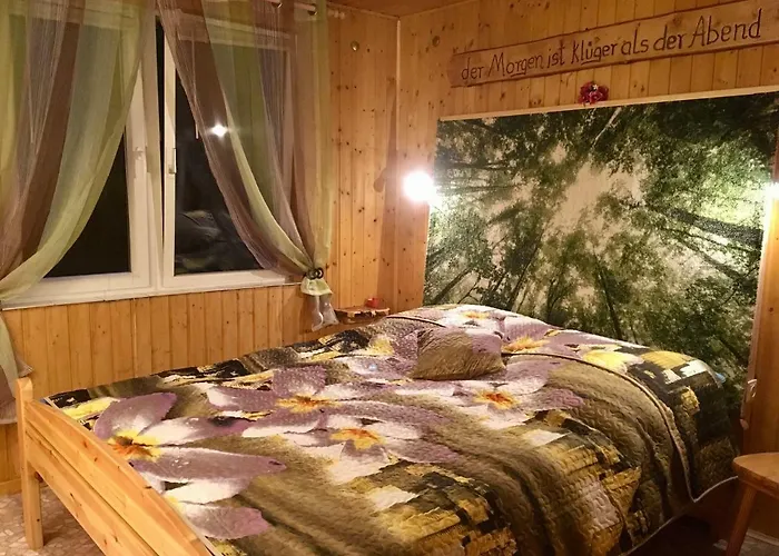 بيت للعطل Holzhaus Trollbluemchen Am Wald Und نيوروبين